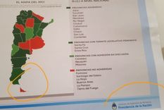 Un mapa de la Argentina con la omisión de las Islas Malvinas se proyectó durante un acto en la Casa Rosada causando malestar en políticos de la oposición y en centros de veteranos de guerra. Foto: X de @SantiagoCafiero