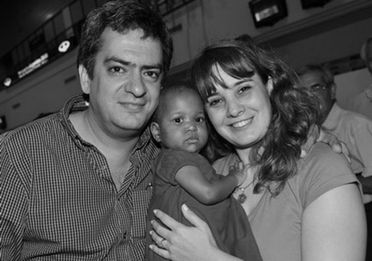 Karina y Darío junto a su hija Rosalindha, en el Aeropuerto.