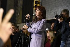 Cristina Fernánde de Kirchner fue condenada a seis años de prisión y ya se registró el primer episodio de violencia. Cristina Fernánde de Kirchner fue condenada a seis años de prisión y ya se registró el primer episodio de violencia.