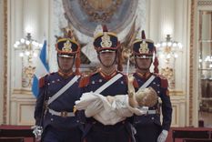 Los granaderos de Casa Rosada junto al Niño Jesús. Los granaderos de Casa Rosada junto al Niño Jesús.