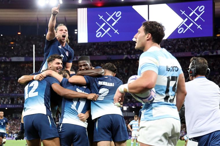 Los Pumas remontaron en la segunda mitad y se pusieron a siete puntos, pero Francia cerró el partido con un try y desató la euforia en el Stade de France. Foto: EFE