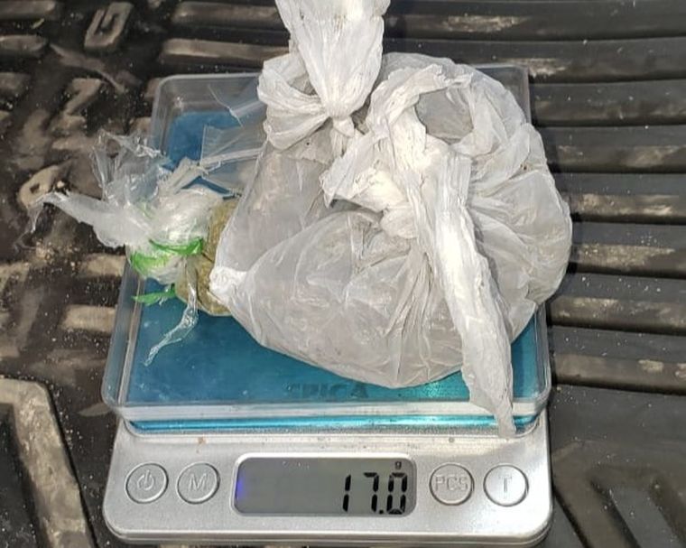 Gendarmería Nacional secuestró estupefacientes en colectivos en los que viajaba la hinchada de Independiente Rivadavia tras un operativo del Programa Tribuna Segura. Gendarmería Nacional secuestró estupefacientes en colectivos en los que viajaba la hinchada de Independiente Rivadavia tras un operativo del Programa Tribuna Segura.