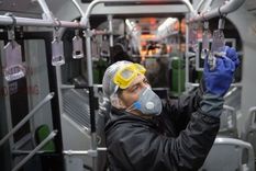 Los virus se pueden propagar a través de las superficies compartidas en el transporte público.