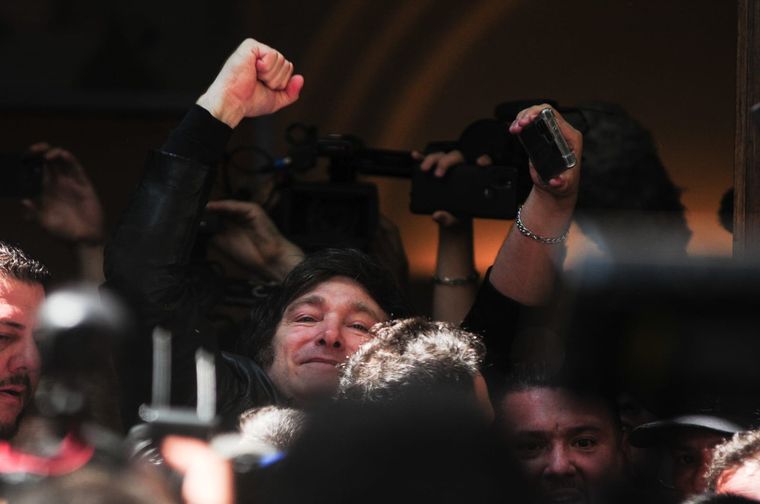 Javier Milei llegó a votar en medio de un tumulto Foto: Juan Ignacio Blanco
