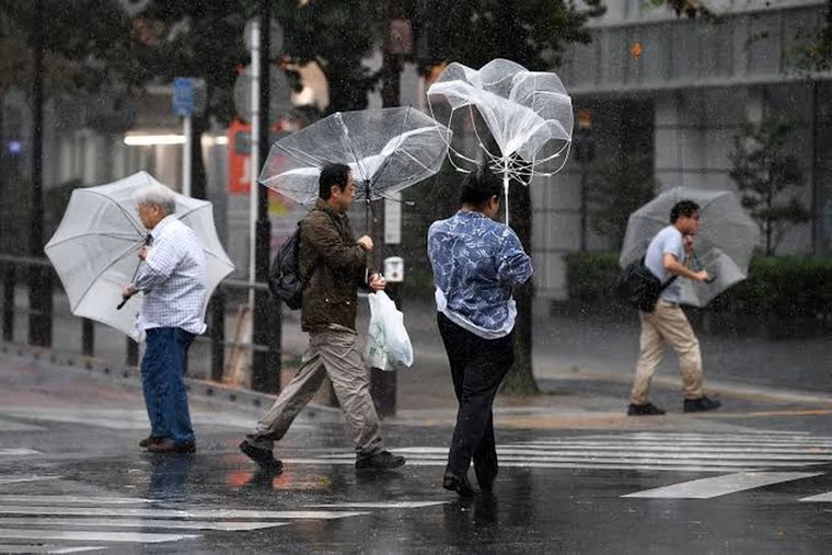 Japón ordena evacuar a casi 200 mil personas por fuerte tormenta y ciclón