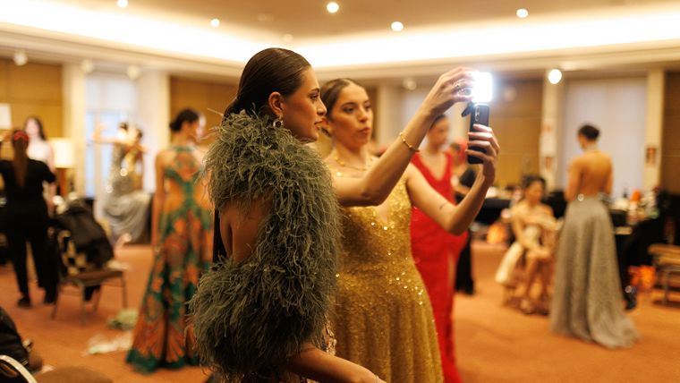 En el backstage, las chicas inmortalizaron momentos tomando selfies.