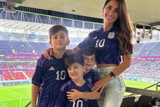 Esta es el amuleto de.la suerte de Antonela Roccuzzo y sus hijos para alentar a la Selección Foto: Instagram