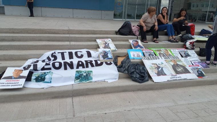 Los familiares de las víctimas de la tragedia vial en el Acceso Sur estuvieron presentes en el Polo Judicial Foto: ALF PONCE / MDZ