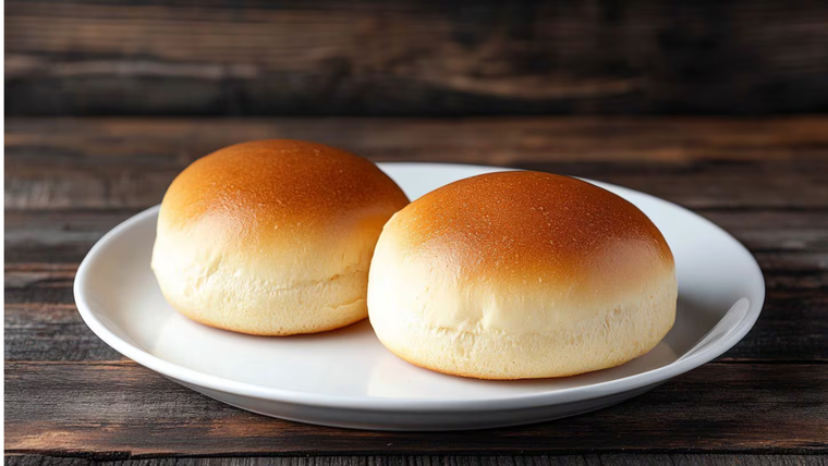 La receta tiene un origen europeo donde era común usar papa en panes económicos. La receta tiene un origen europeo donde era común usar papa en panes económicos.