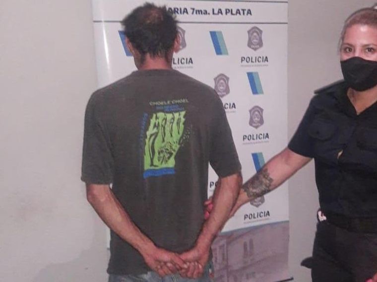 El hombre encerró y golpeó a su mujer hasta que su propia madre la liberó