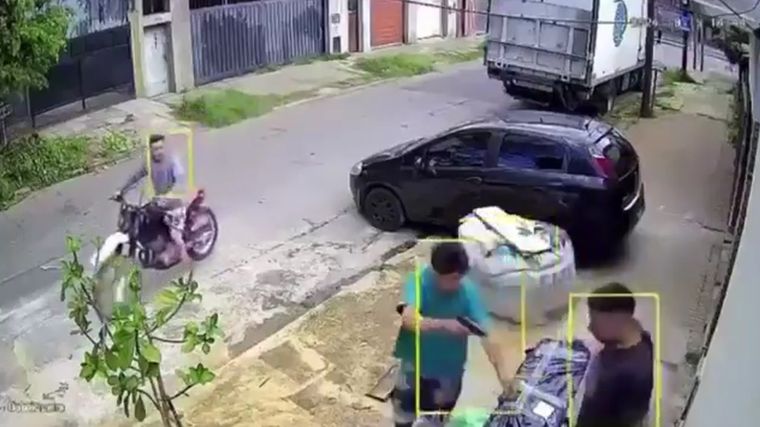 El hecho ocurrió mientras el joven estaba entregando un pedido.  Foto: Captura de pantalla