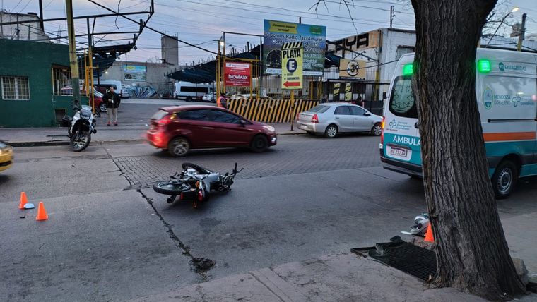 Dos mujeres policías fueron atropelladas por una moto en las inmediaciones de la Terminal de Ómnibus de Mendoza.
