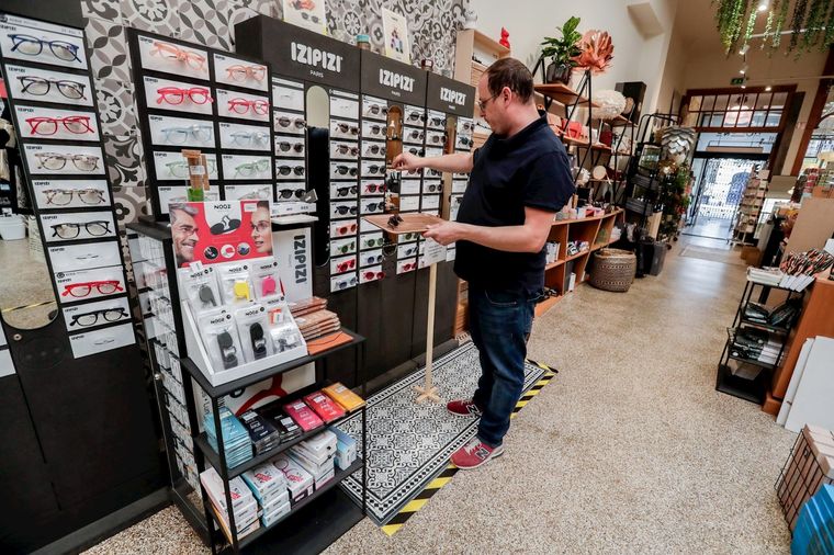 Los negocios también están autorizados a reabrir sus puertas.