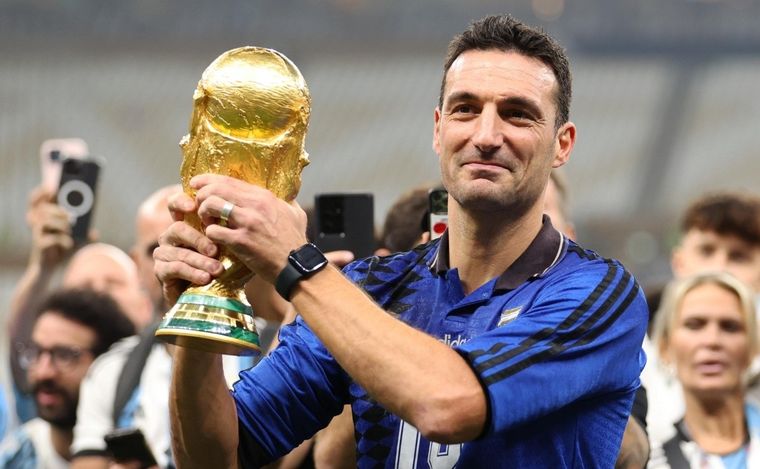 Scaloni levanta la Copa del Mundo y celebra tener la mejor Selección Foto: EFE Scaloni levanta la Copa del Mundo y celebra tener la mejor Selección Foto: EFE