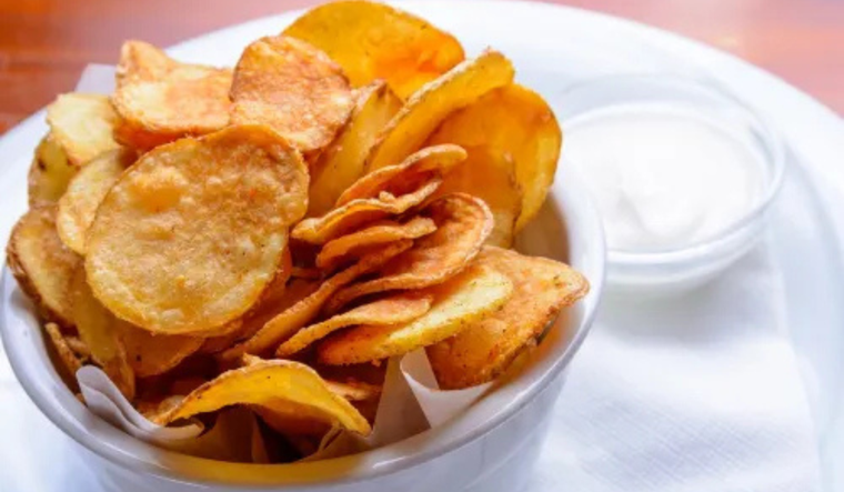 La receta de chips de batata puede prepararse al horno, al aire o frita, y siempre resulta crujiente si se corta bien fina. La receta de chips de batata puede prepararse al horno, al aire o frita, y siempre resulta crujiente si se corta bien fina.