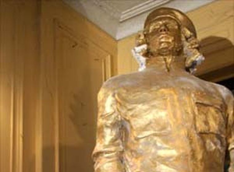 La escultura sufrió un atentado.