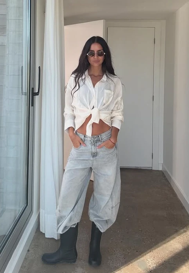 Zaira combinó barrel jeans con botas de lluvia. Zaira combinó barrel jeans con botas de lluvia.