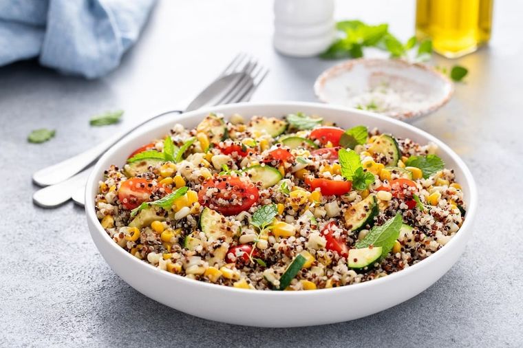 Un plato balanceado permite disfrutar del verano sin descuidar la nutrición. Foto: Shutterstock Un plato balanceado permite disfrutar del verano sin descuidar la nutrición. Foto: Shutterstock