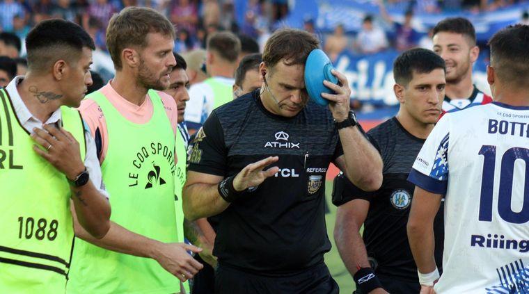 Momento en que el juez de línea Diego Martín fue asistido tras la lesión en el estadio. Foto: ALF PONCE MERCADO / MDZ