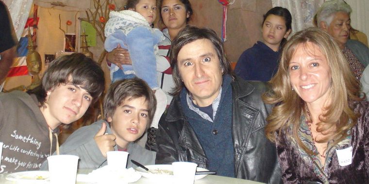 Dimi Bass, líder de Alcohol Etílico, junto a su familia.