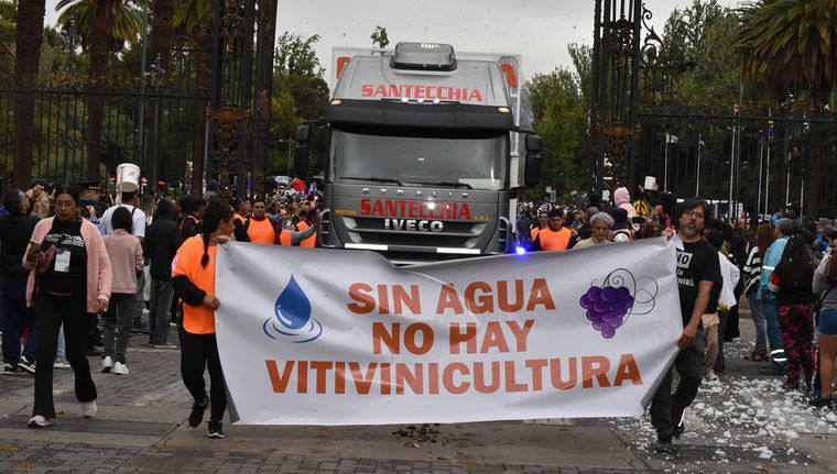 Este año el reclamo por el agua se hizo sentire en las calles de Mendoza. Foto: Marianela Mena/MDZ