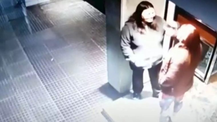 En las imágenes se ve cómo la esposa del diplomático agrede a otra mujer Foto: Captura de video