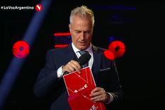 Marley anunciando los resultados de los votos del público.