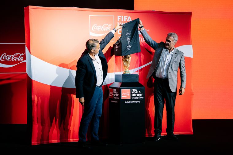 El momento en el que descubren la Copa del Mundo en el evento de La Rural. El momento en el que descubren la Copa del Mundo en el evento de La Rural.