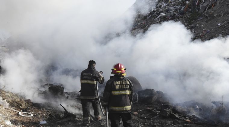 Incendio detrás del cerro El Llorón Foto: Rodrigo DAngelo / MDZ