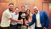 Jorge Broun, Ariel Holan, Ángel Di María, Carolina Cristinziano y Gonzalo Belloso, con el trofeo de campeón de la Liga Profesional 2025. Jorge Broun, Ariel Holan, Ángel Di María, Carolina Cristinziano y Gonzalo Belloso, con el trofeo de campeón de la Liga Profesional 2025.