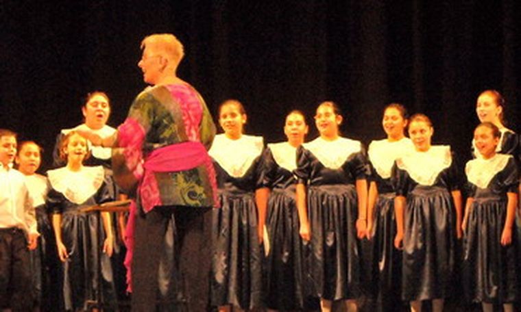 Juana Mauro de Fernández, al frente del coro que es ovacionado en el festival brasileño. Foto: Gentileza