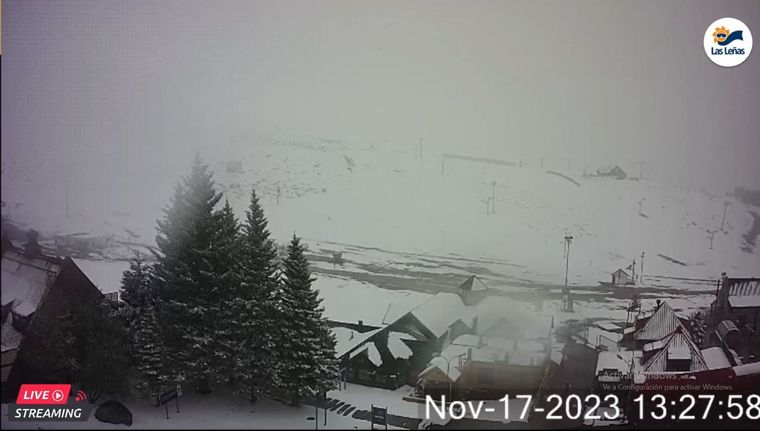 El centro de esquí Valle de Las Leñas amaneció cubierto de nieve. Foto: Captura cámara en vivo