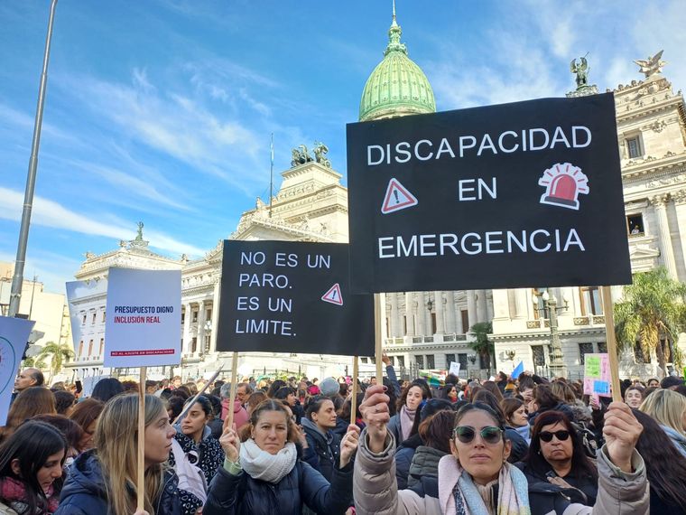 Masiva marcha del sector de Discapacidad ante el Congreso