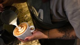 El fenómeno del café gana terreno en Mendoza con eventos que reúnen gastronomía, arte y espacios de encuentro. El fenómeno del café gana terreno en Mendoza con eventos que reúnen gastronomía, arte y espacios de encuentro.