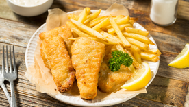 El fish and chips, compuesto por pescado frito con papas.