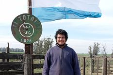 Agustín delante de la tranquera.