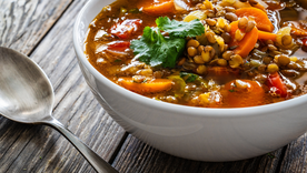 La receta de sopa de lentejas mexicana tiene raíces españolas, pero con el paso del tiempo se adaptó al gusto local, incorporando ingredientes como el chorizo, el jitomate y el cilantro, que le dan su característico sabor