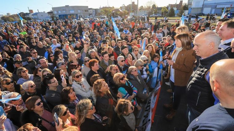 Cara a cara. Patricia Bullrich empezó la caravana que la llevará por todo el país pidiendo el voto. Foto: Prensa Patricia Bullrich