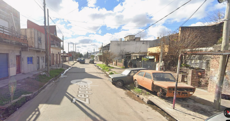 El kiosco está ubicado sobre la calle Zepellin, entre avenida Intendente Federico Pedro Russo y Cayetano Donizetti.