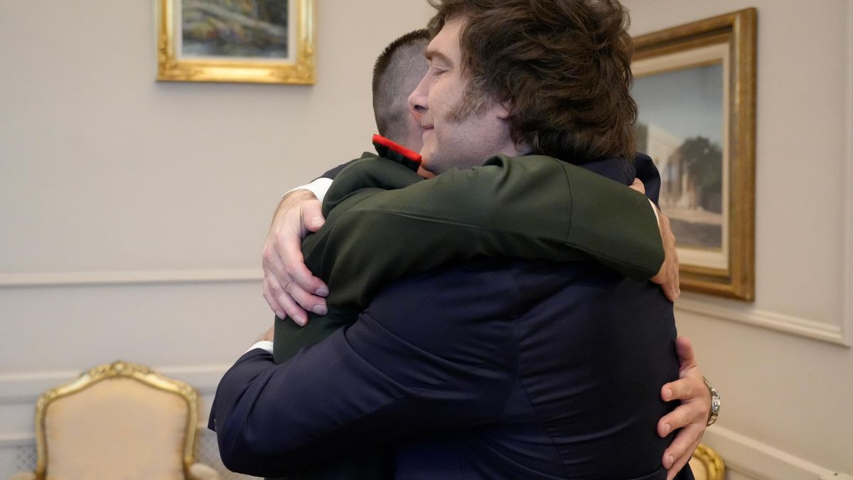 Al mes de su liberación, Milei recibió a Nahuel Gallo, no le habló de Giuliani y le dio el mismo regalo que 