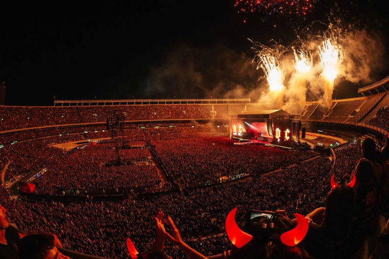Los fuegos artificiales coronaron el último show de AC/DC en River Plate. Los fuegos artificiales coronaron el último show de AC/DC en River Plate.