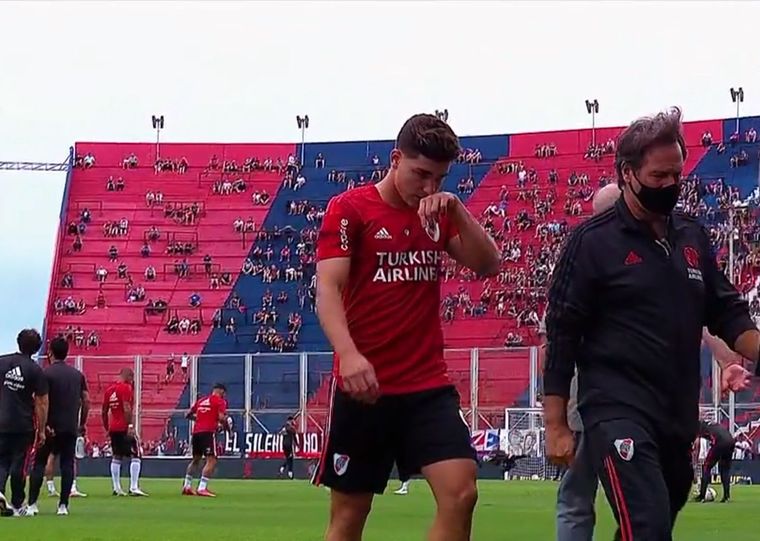 Julián se va de la cancha tras sentir mareos y dolor de cabeza. Foto: Captura