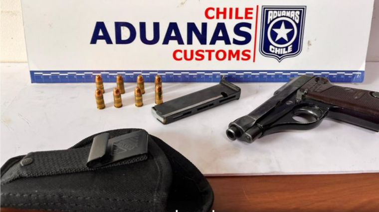 Aunque el arma estaba inscrita en su país, la ley chilena prohíbe su ingreso. La Justicia incautó la pistola y lo dejó en libertad. (Imagen ilustrativa)