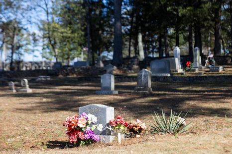 Entre la muerte y el cementerio intervienen distintas personas que forman parte del negocio, pero que también son necesarios. Entre la muerte y el cementerio intervienen distintas personas que forman parte del negocio, pero que también son necesarios.