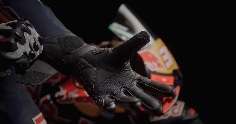 Milestone apuesta por una conducción centrada en el piloto para renovar la experiencia de MotoGP. Milestone apuesta por una conducción centrada en el piloto para renovar la experiencia de MotoGP.