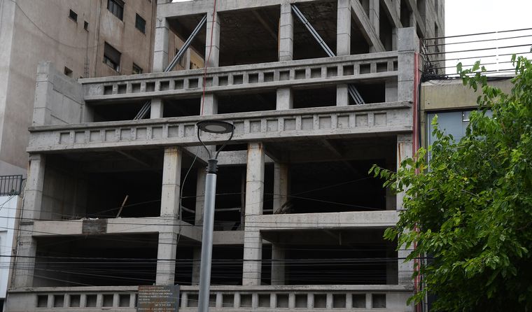 Entre edificios habitados y locales comerciales, una estructura inconclusa recuerda un desarrollo inmobiliario que quedó detenido en el tiempo. Entre edificios habitados y locales comerciales, una estructura inconclusa recuerda un desarrollo inmobiliario que quedó detenido en el tiempo.