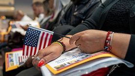 El último paso para la naturalización es la ceremonia de juramento.