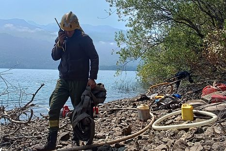 Un escenario regional crítico mantiene en alerta al Parque Nacional Los Alerces, con focos de incendios activos y un fuerte despliegue aéreo y terrestre.