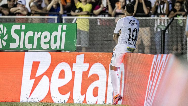 Después de marcar el golazo desde el tiro de esquina, Ney se sentó a contemplar el festejo de los hinchas. Foto: @SantosFC
