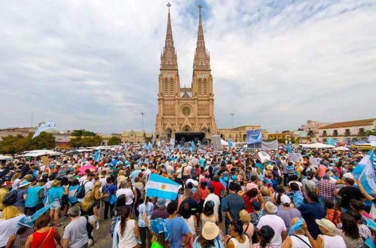 Peregrinación de Luján Cientos de miles de personas se acercan cada año a la Basílica tras una caminata de unos 60 kilómetros Foto: Archivo MDZ